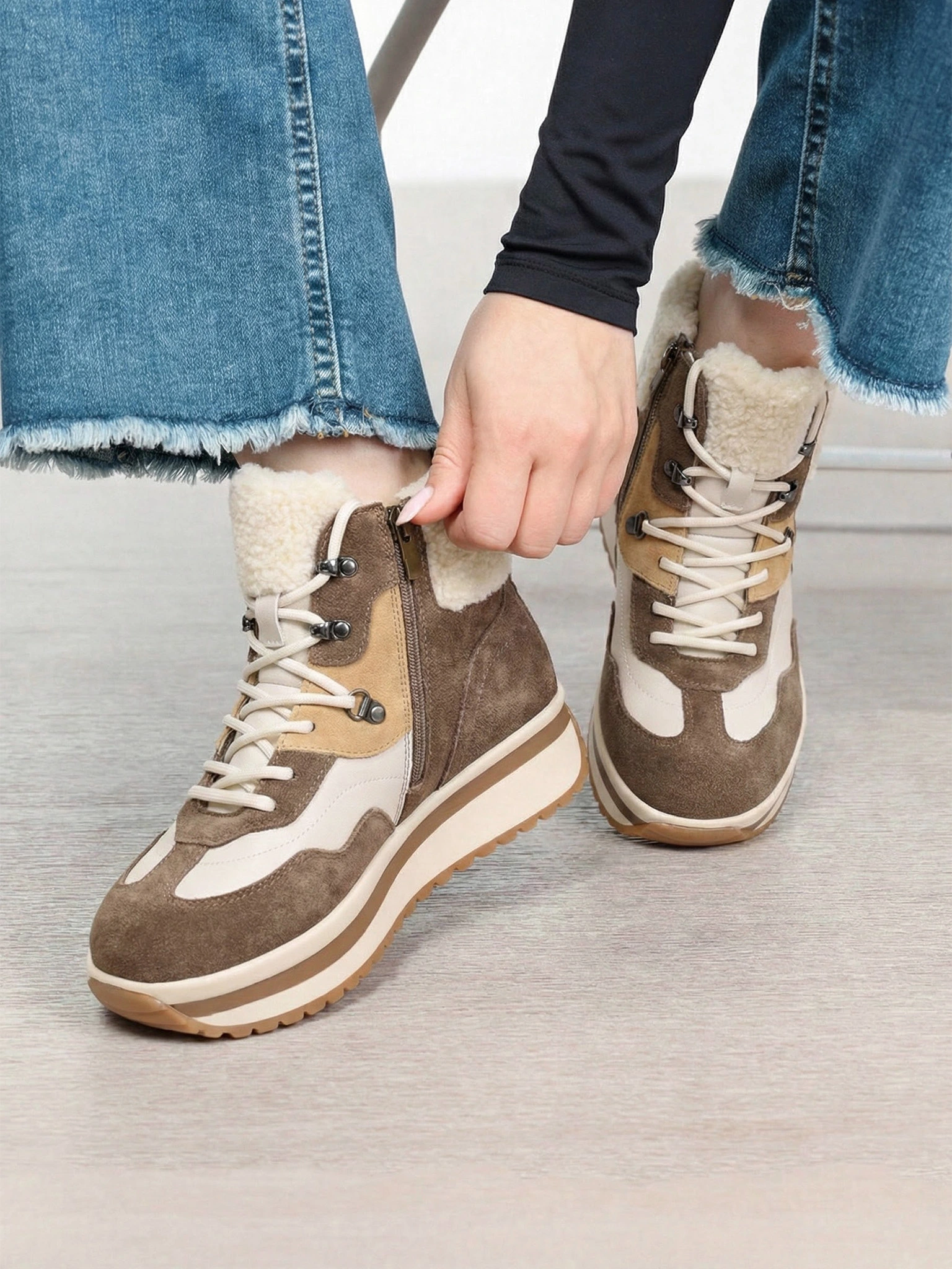 Кроссовки комбинированные в стиле колор-блок на низкой подошве